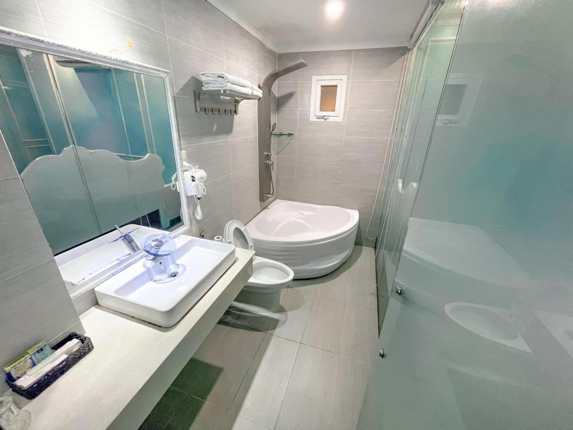 Khai Hung Hotel Binh Chanh Хошимин Экстерьер фото