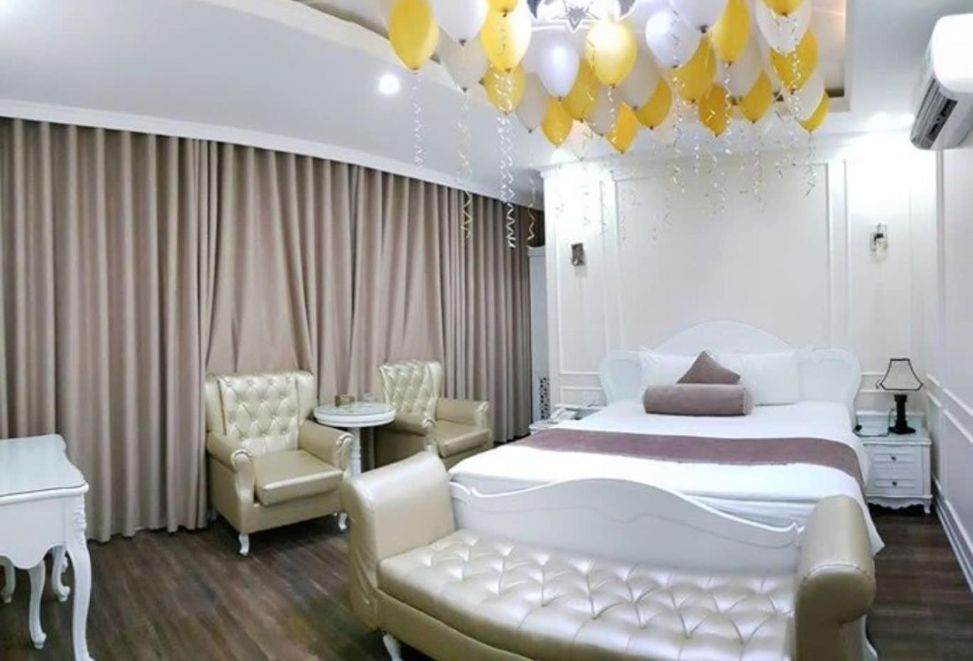 Khai Hung Hotel Binh Chanh Хошимин Экстерьер фото